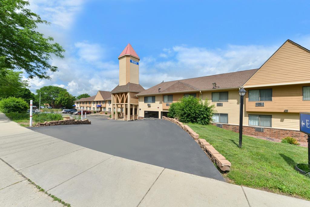 Rodeway Inn & Suites Madison East Exterior photo