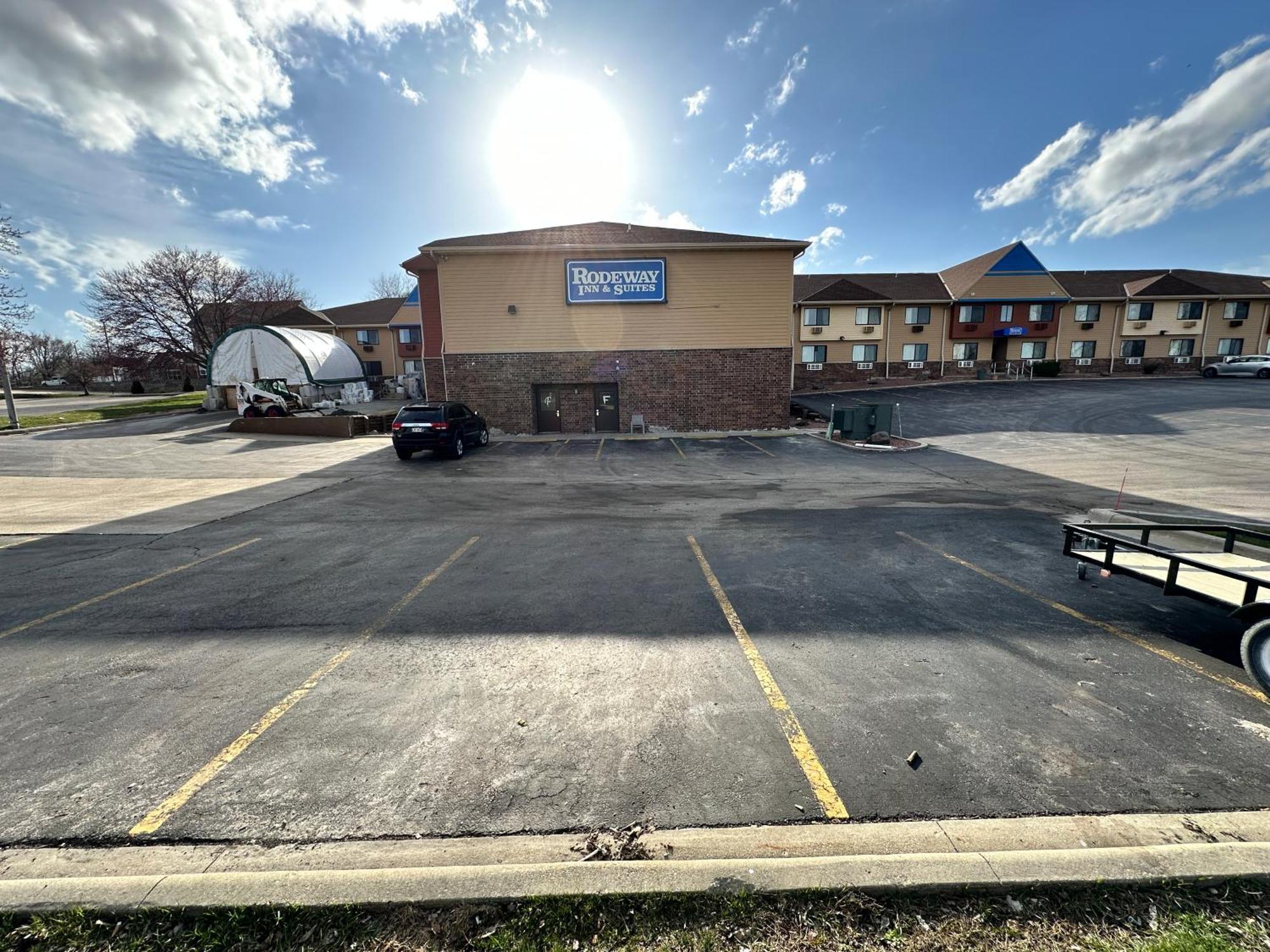 Rodeway Inn & Suites Madison East Exterior photo