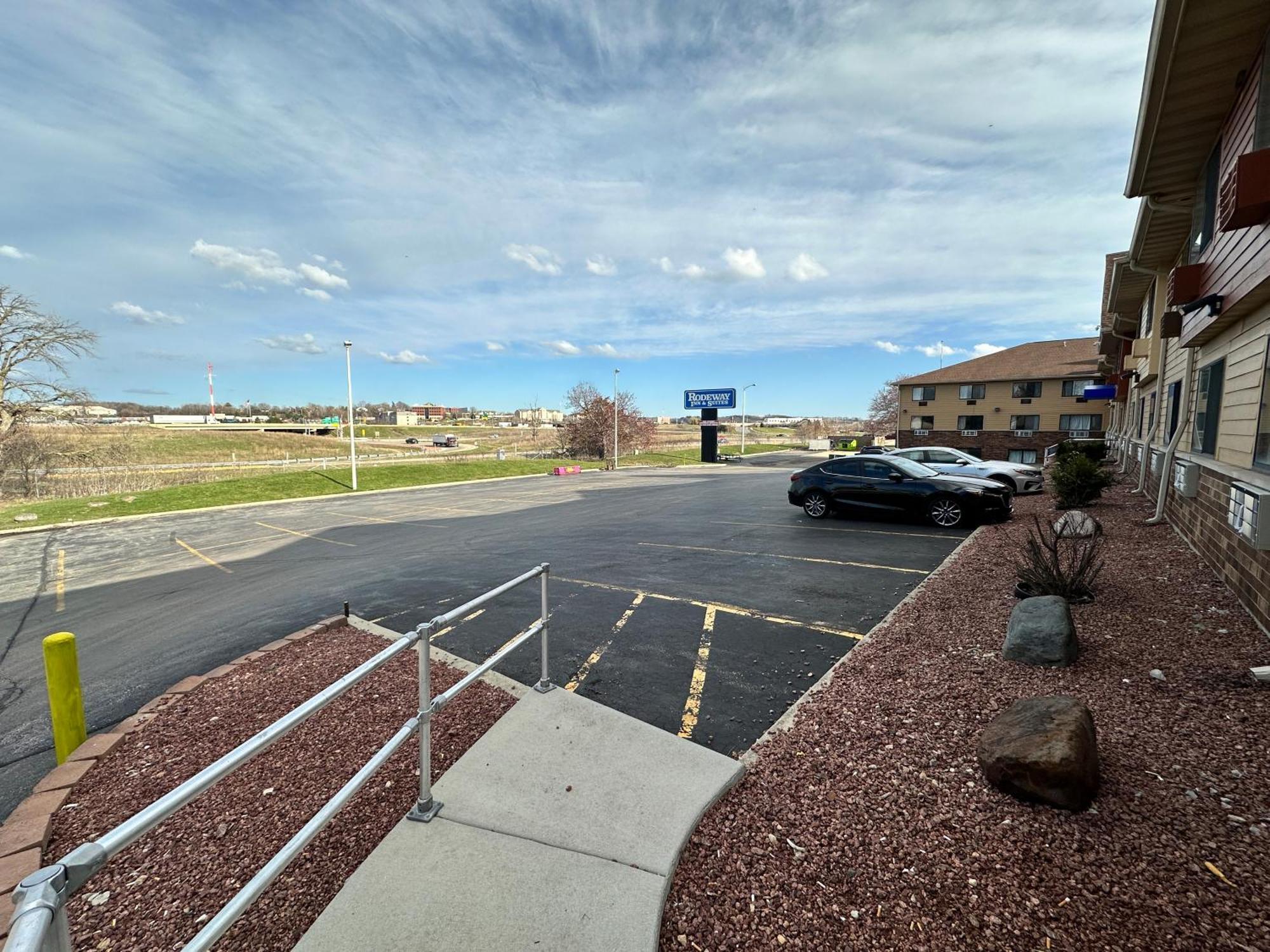 Rodeway Inn & Suites Madison East Exterior photo