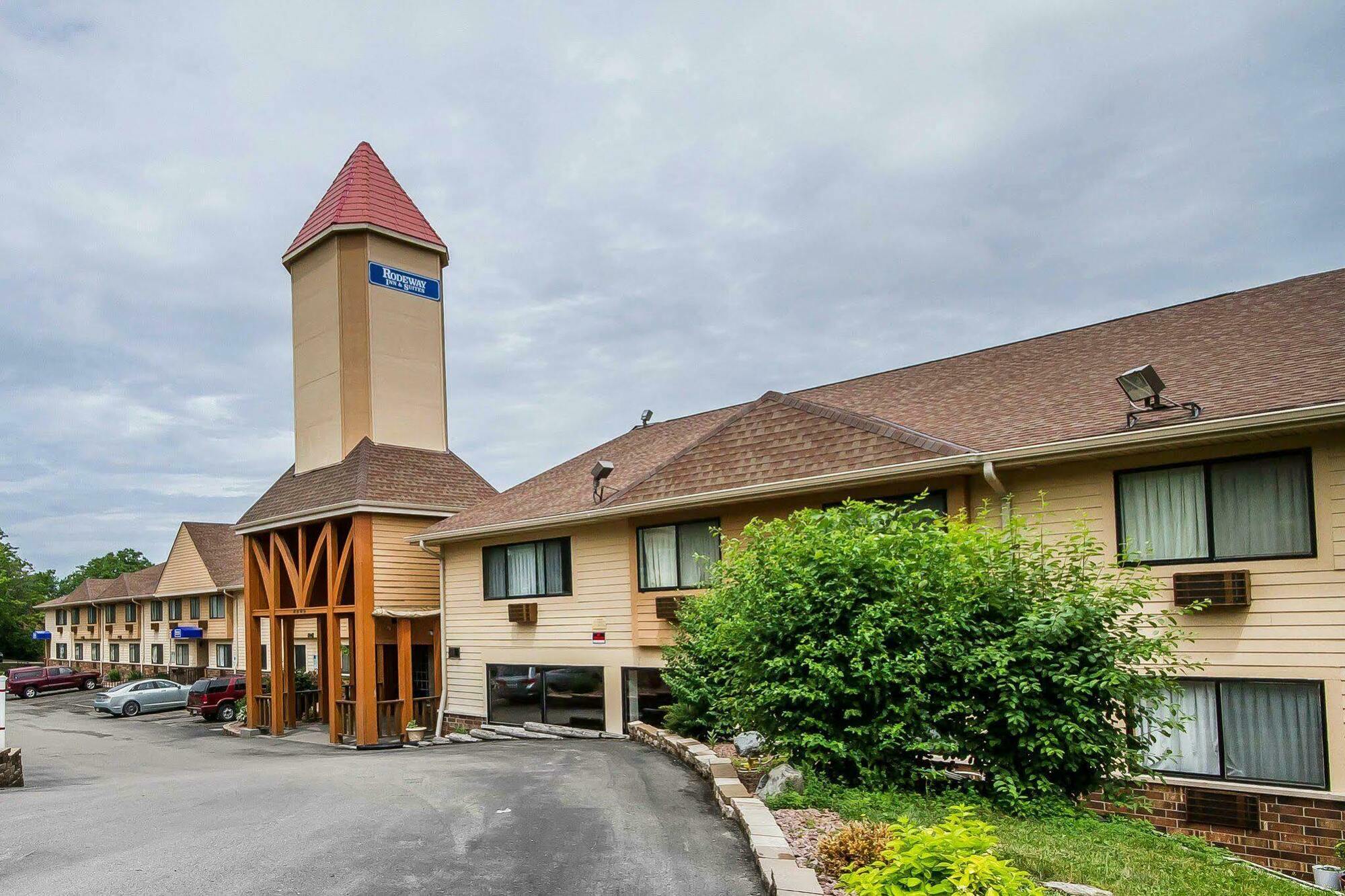 Rodeway Inn & Suites Madison East Exterior photo